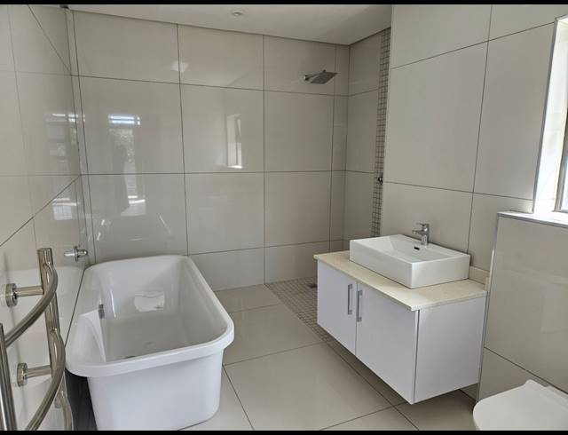 4 BEDROOM TOWNHOUSE FOR SALE IN IZINGA ESTATE